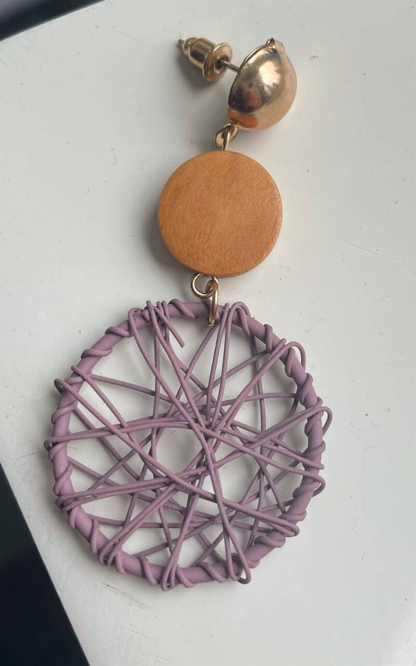 Paarse oorbellen met gouden knop