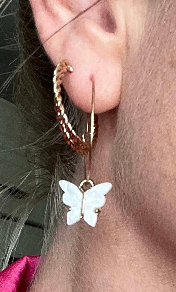 Deze geweldige set creolen met vlinder