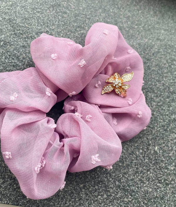Scruncie en gouden ring