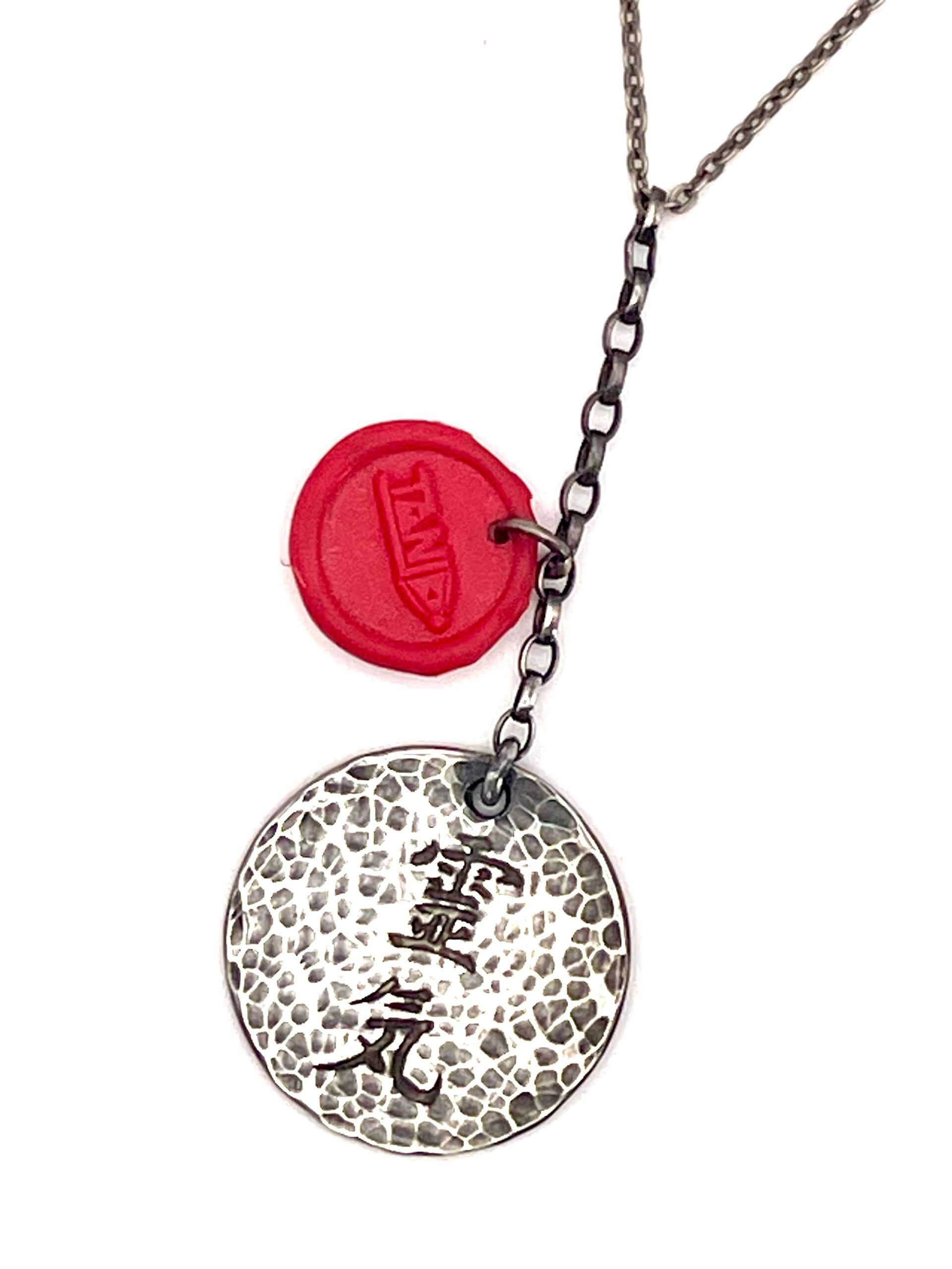 Zilveren hanger hamerslag bewerkt met Japanse inscriptie 45 cm