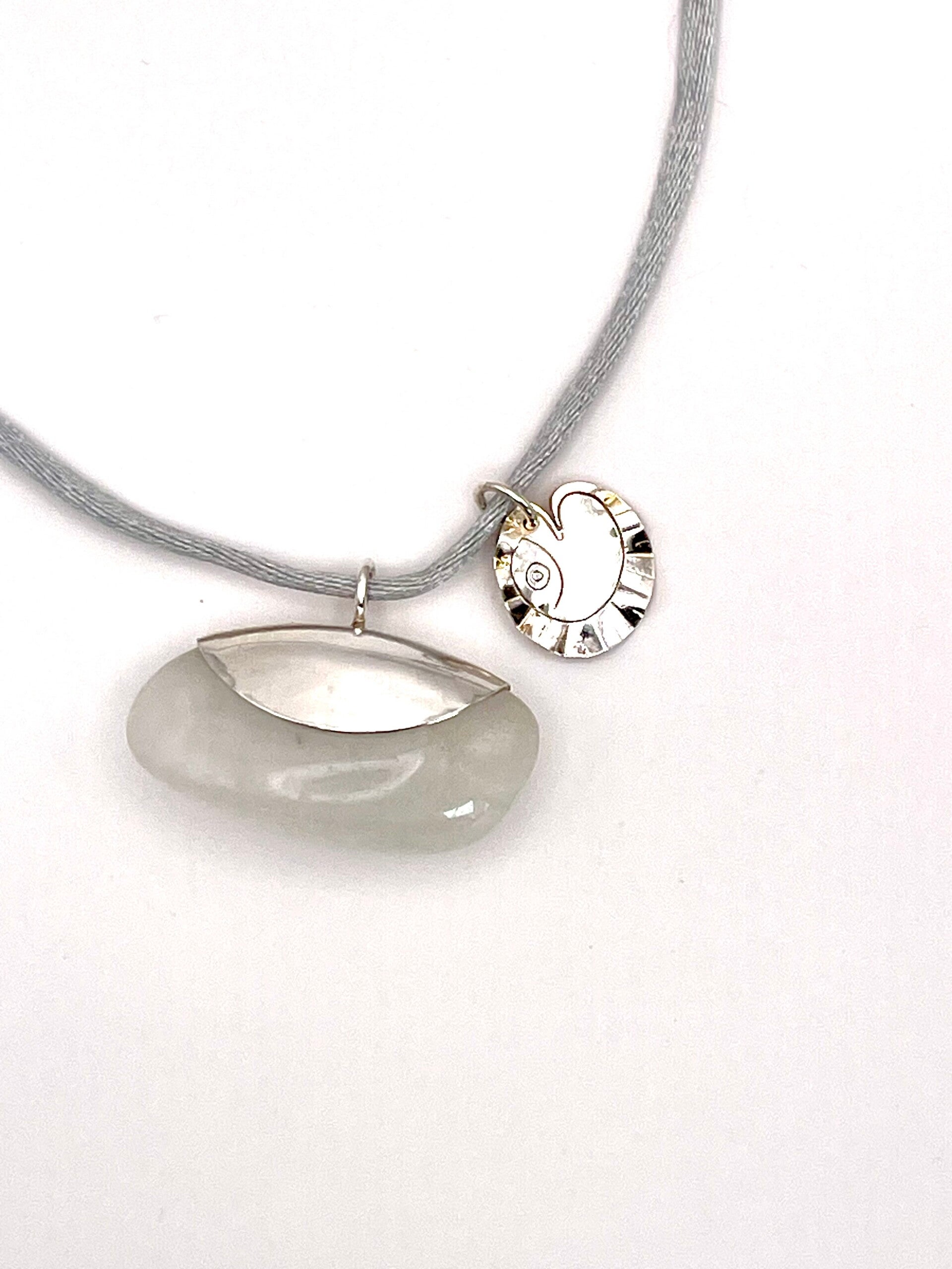 Set van twee hangers in het zilver met bergkristal