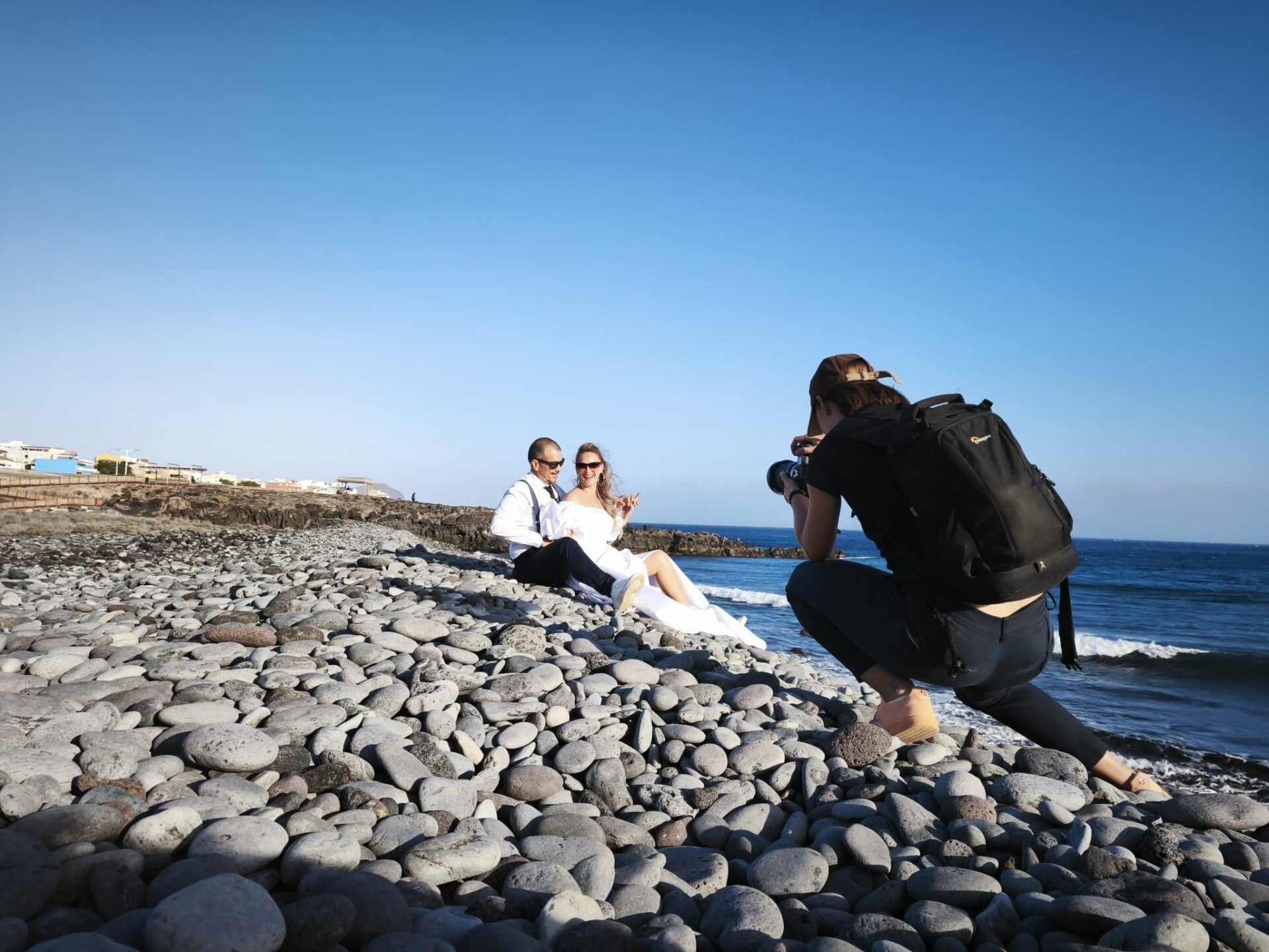 videógrafos de bodas en Tenerife grabando postboda en la playa del sur de Tenerife