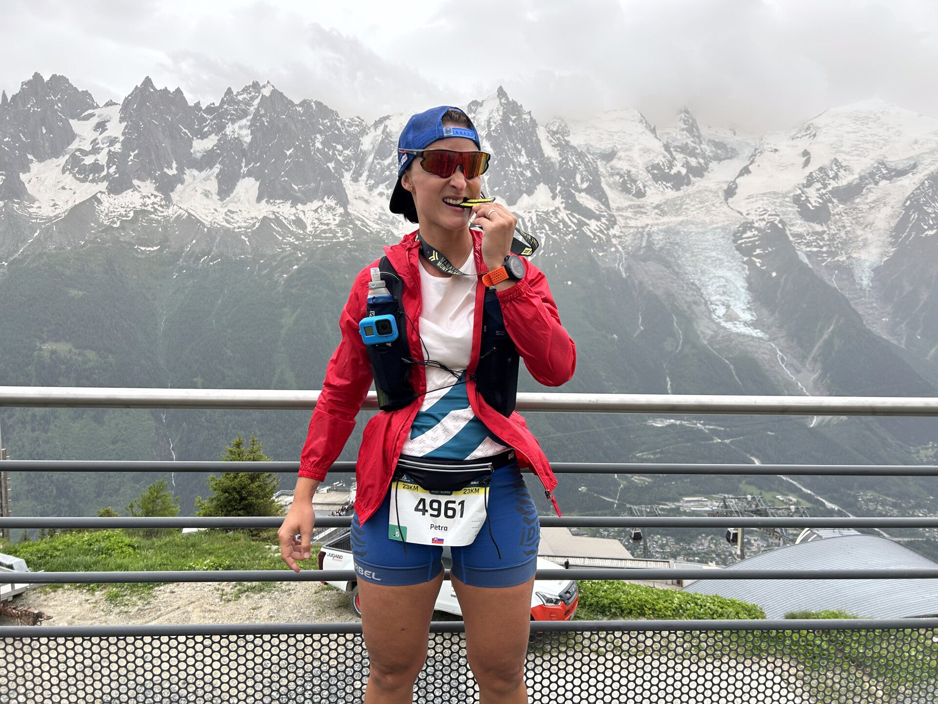 Videógrafa de bodas corriendo en una media maratón en Mont Blanc