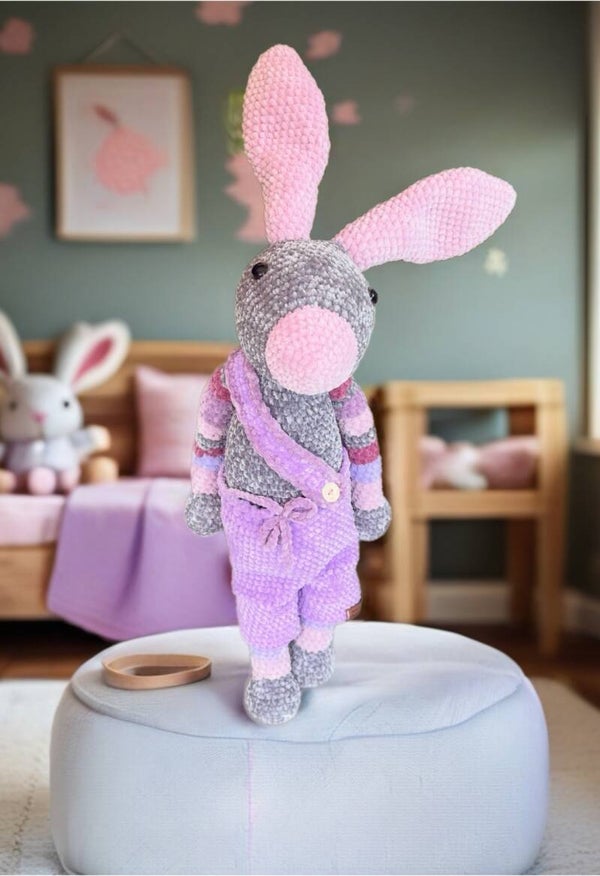 🌸 Handgemaakte Gehaakte konijn Knuffel in Lila Tuinbroek