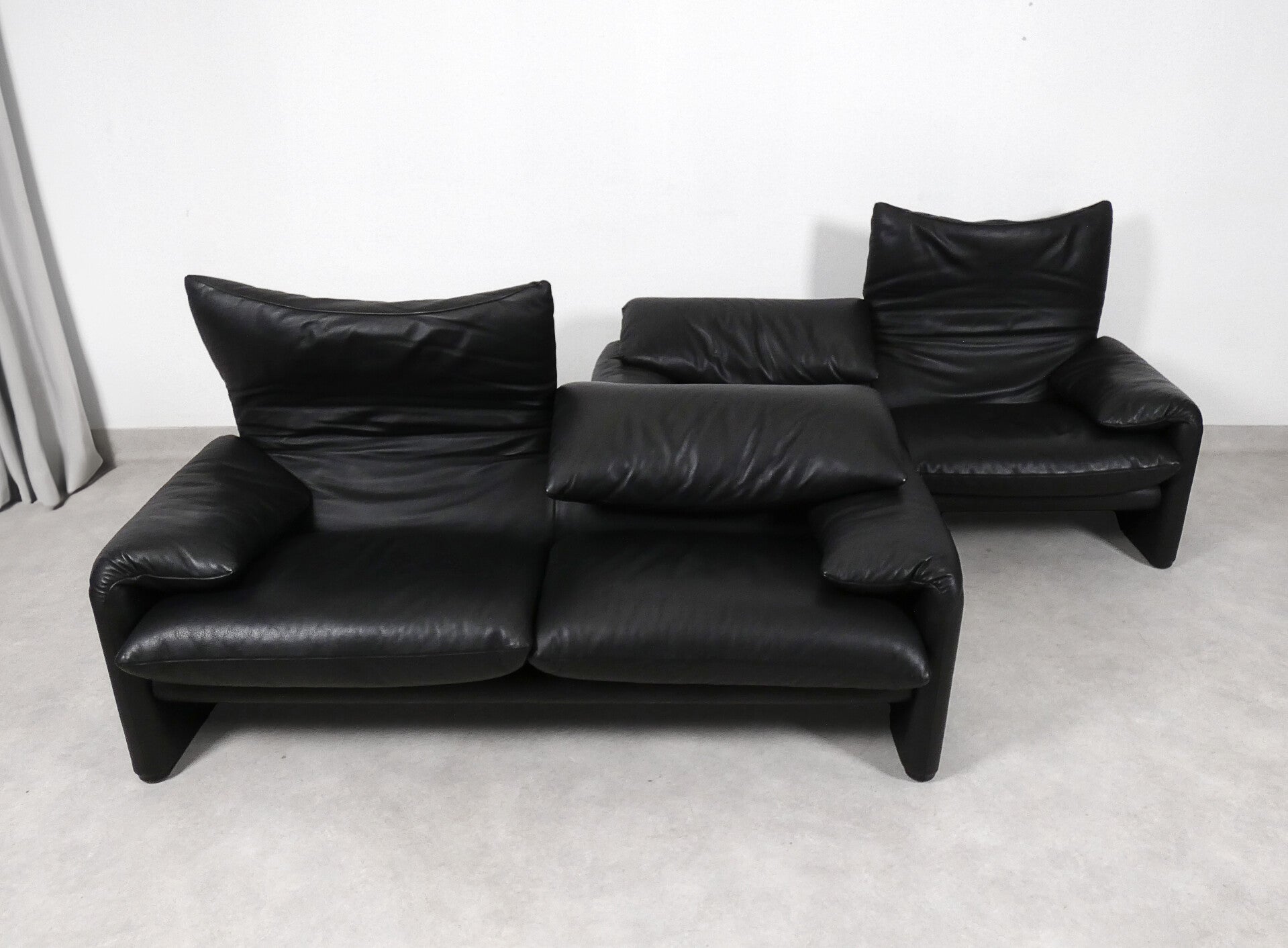 Set of 2 Cassina Maralunga 2,5 seater - black leather