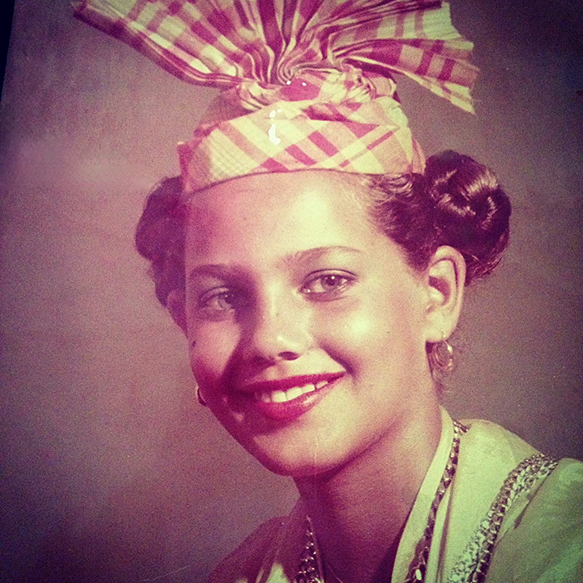 Nathaly Coualy enfant, portant la coiffe antillaise traditionnelle en Guadeloupe