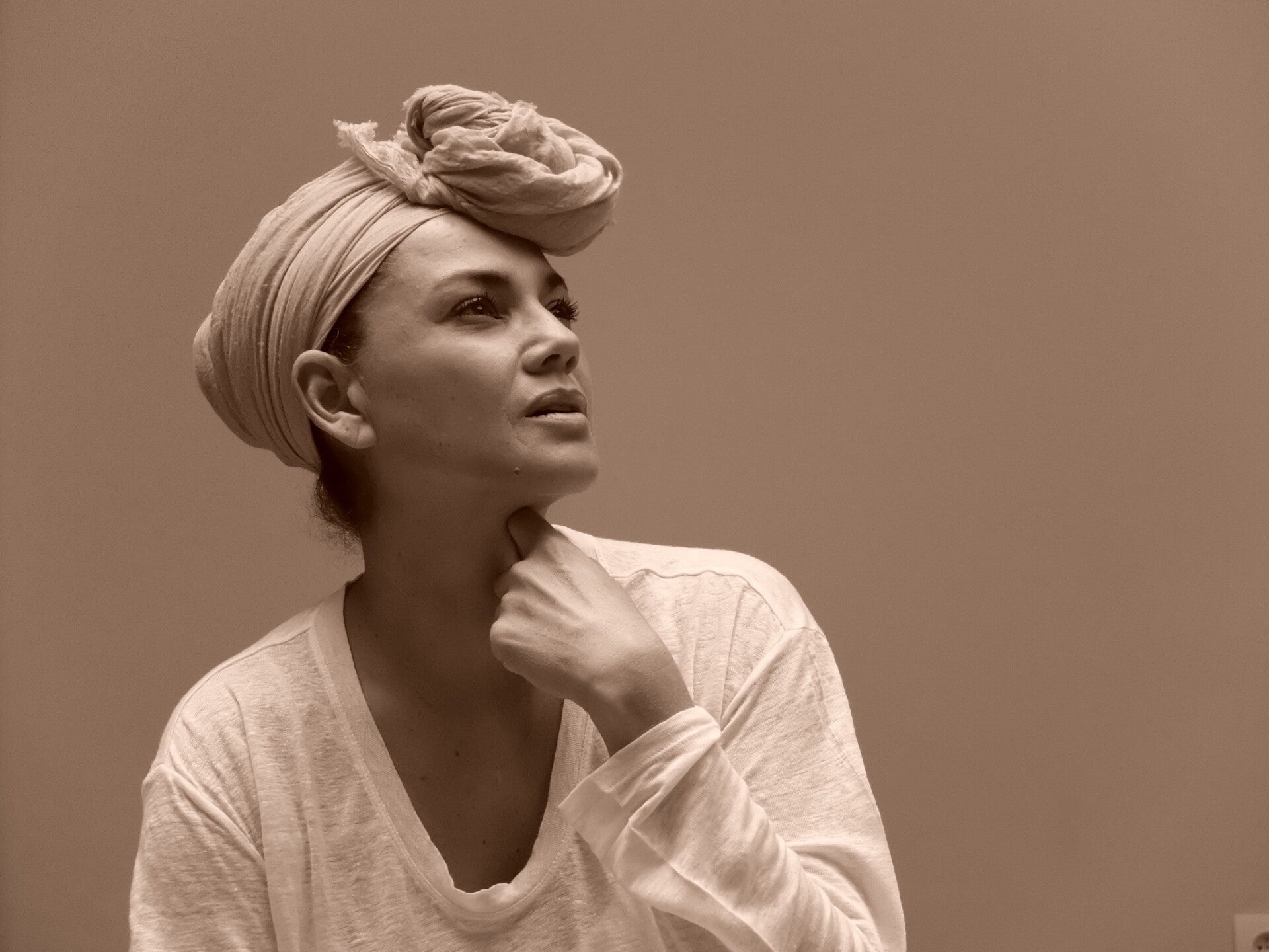 Nam Prem Kaur portant un turban blanc pendant une pratique de Kundalini Yoga