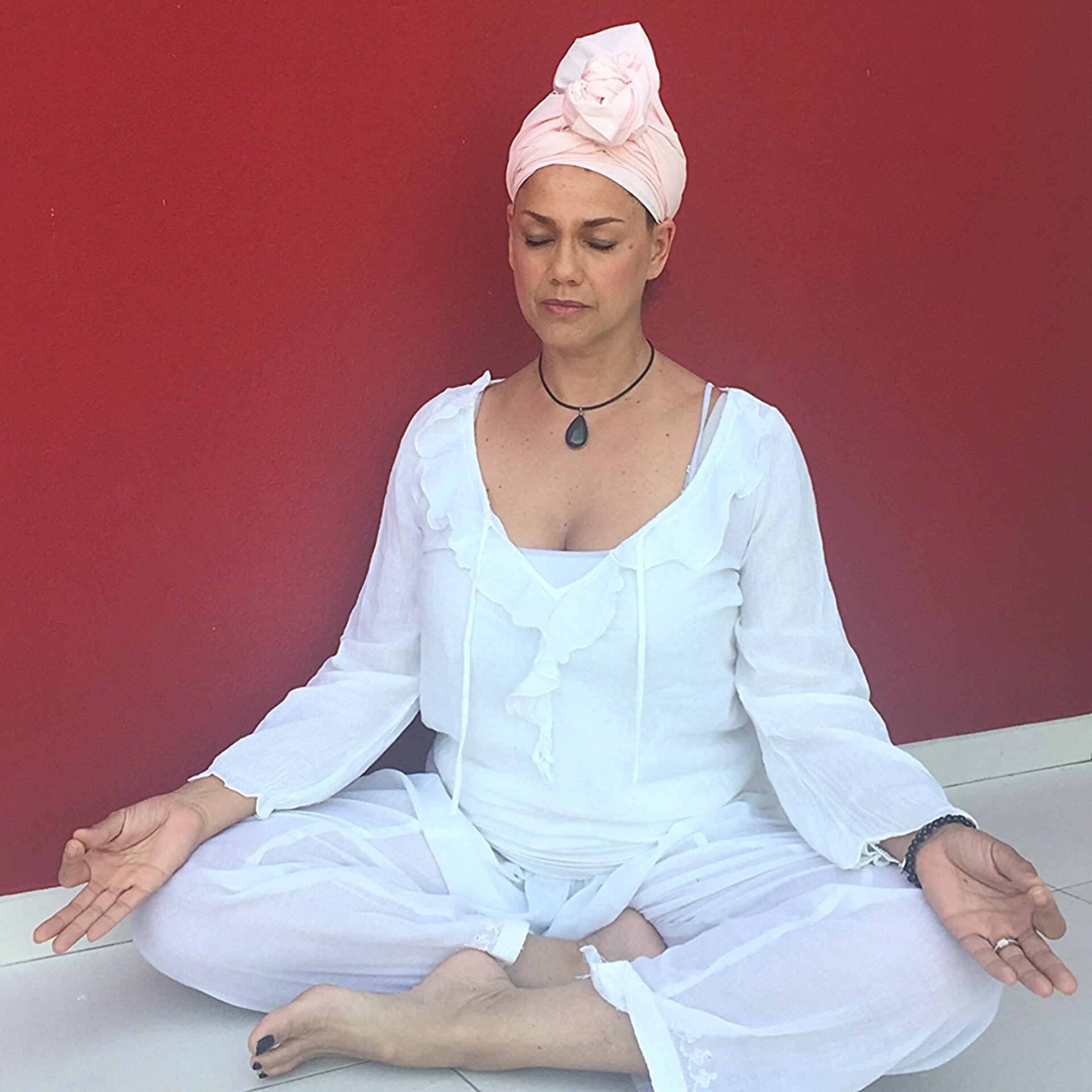 Nam Prem Kaur en méditation dans la pratique du Kundalini Yoga.