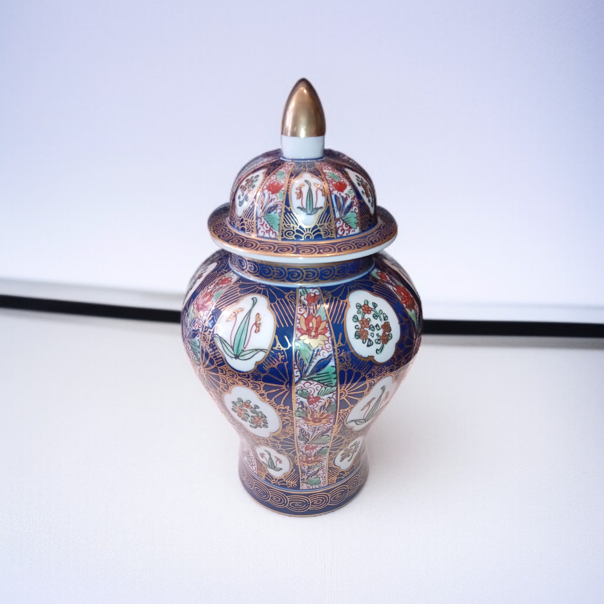 Gold Imari handpainted gemberpot