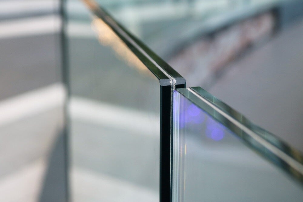 twee glasplaten op elkaar wat gelaagd glas maakt