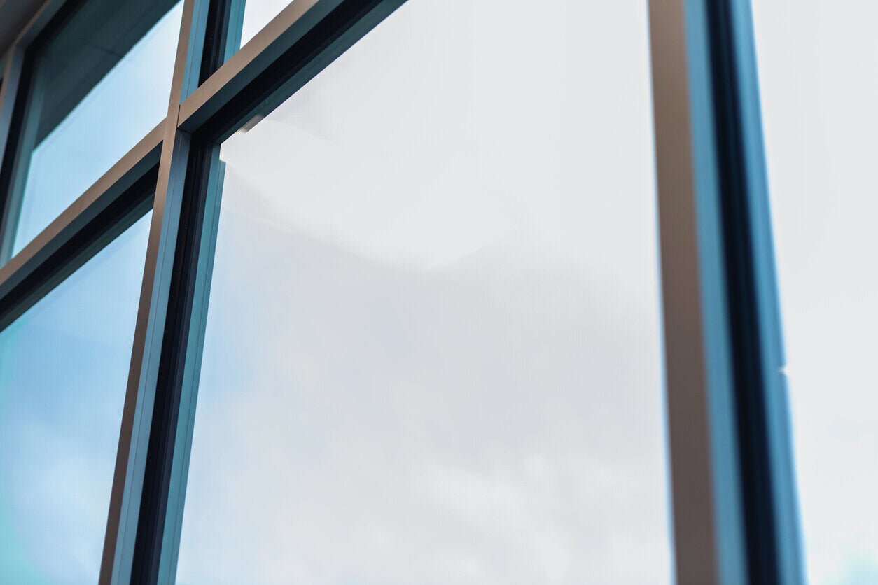 Dubbelglas raam in een kozijn