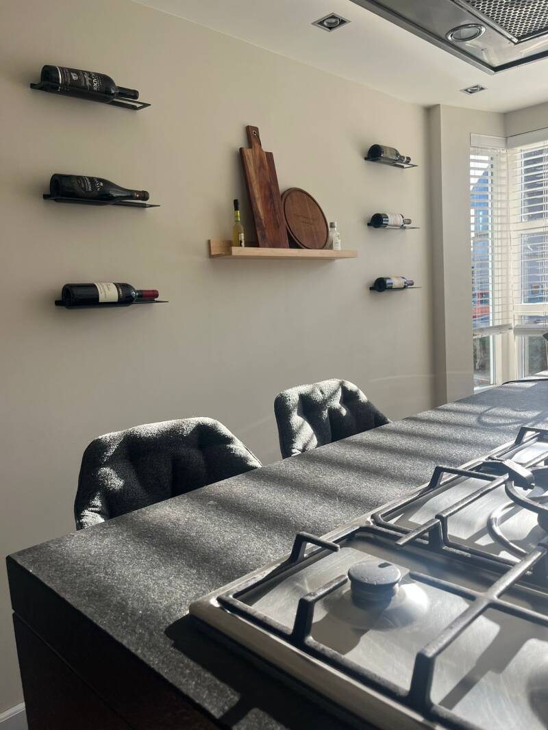lossen wijnfleshouders voor aan de muur in de keuken