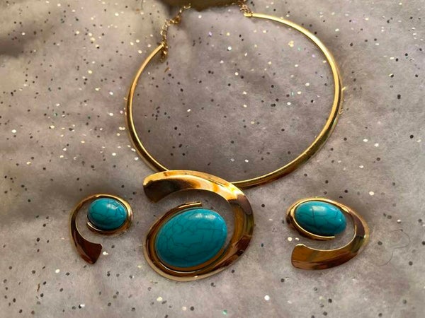 Parure bleu avec des détail