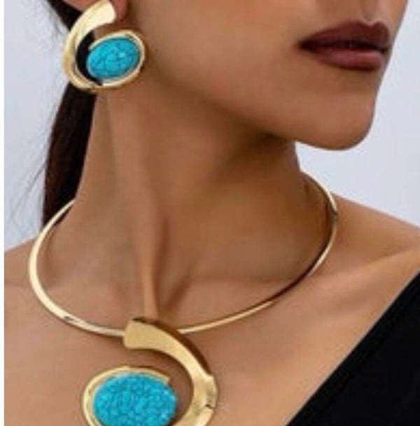 Parure et boucles d’oreilles bleu avec des détails