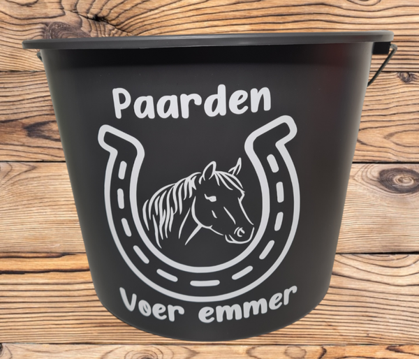 Paarden voer emmer