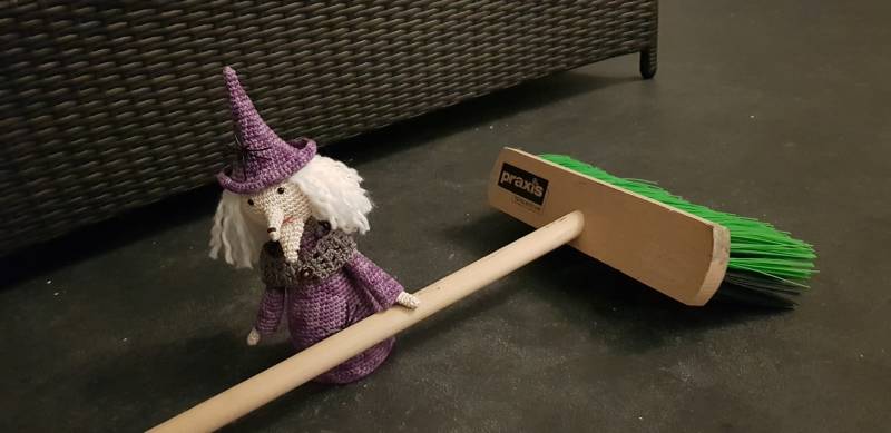 Heks met grote bezem