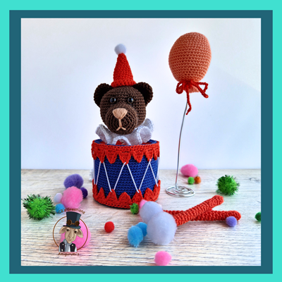 Haakpatroon Buster de Beer als duveltje in een doosje