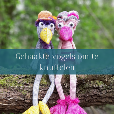 2 gehaakte vogels op een boomstam