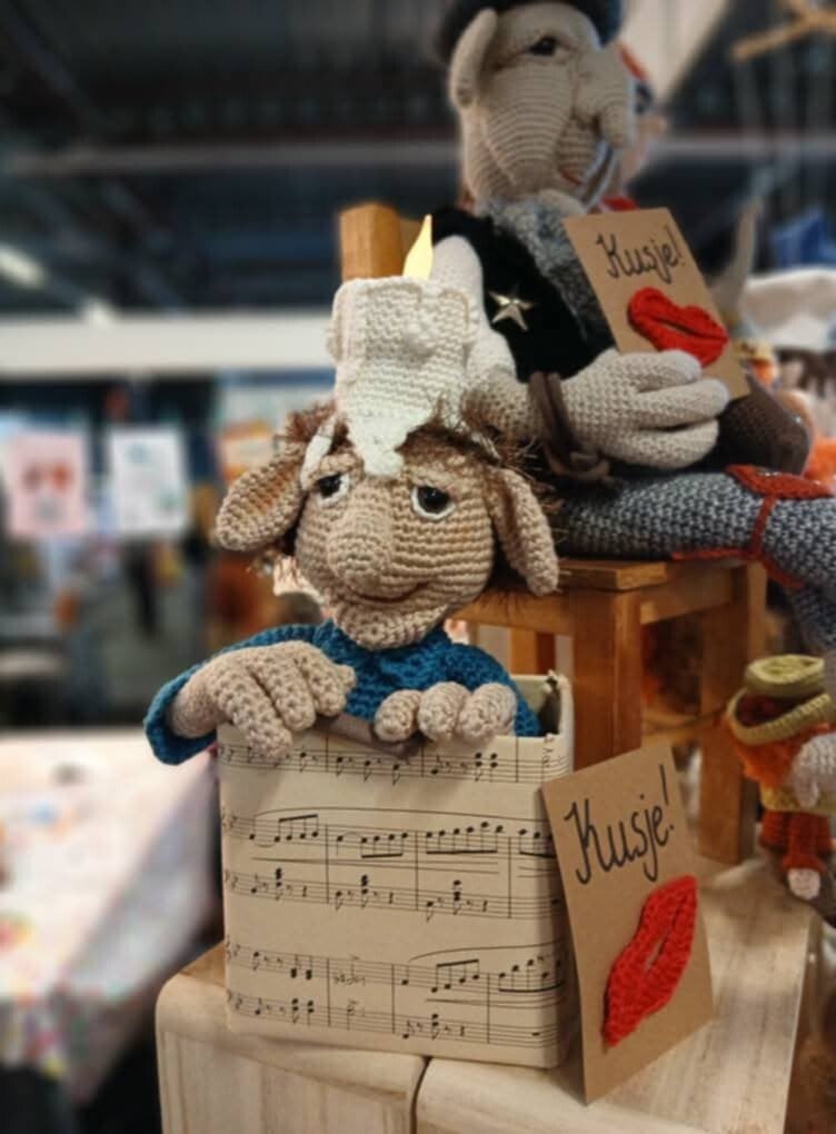 Gehaakte pop met kaars op zijn hoofd