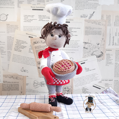 Chef Antoine met een taart, net uit de oven