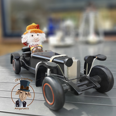 Amigurumi Elf Flint in auto