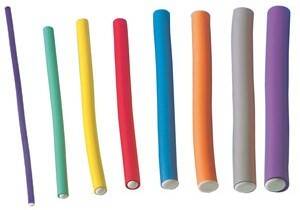 een plastic haarpappilot om de nek te verstevigen