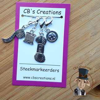 Steekmarkeerders: Klosje garen, dobbelstenen, schaar