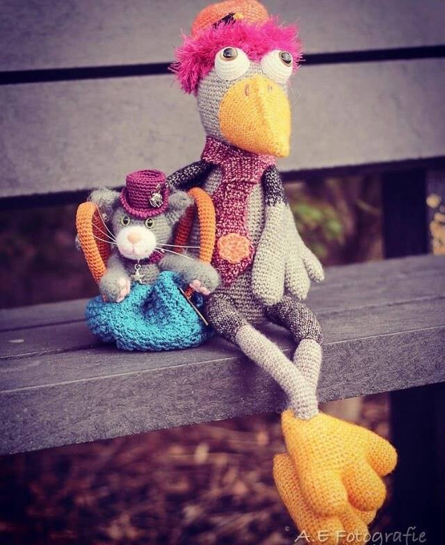 Squeek en Cattery Fra Vesken buiten op een bankje