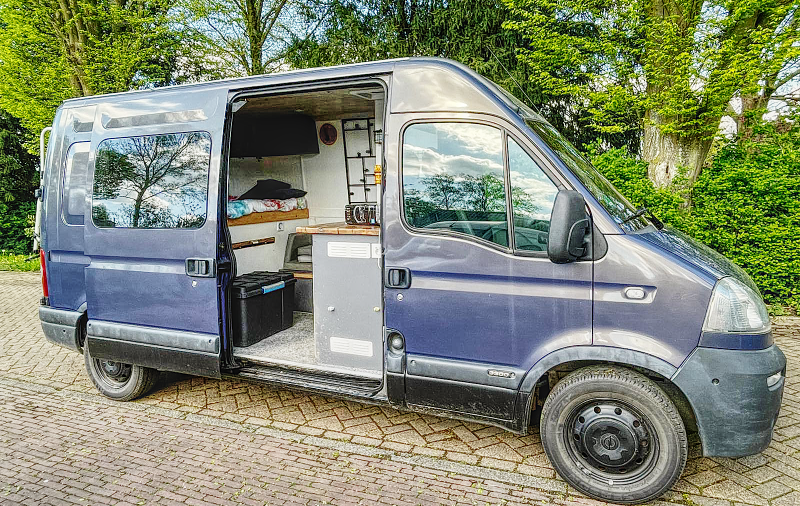 Leven in huisje op wielen. Met je hond op reis. Digital nomad.