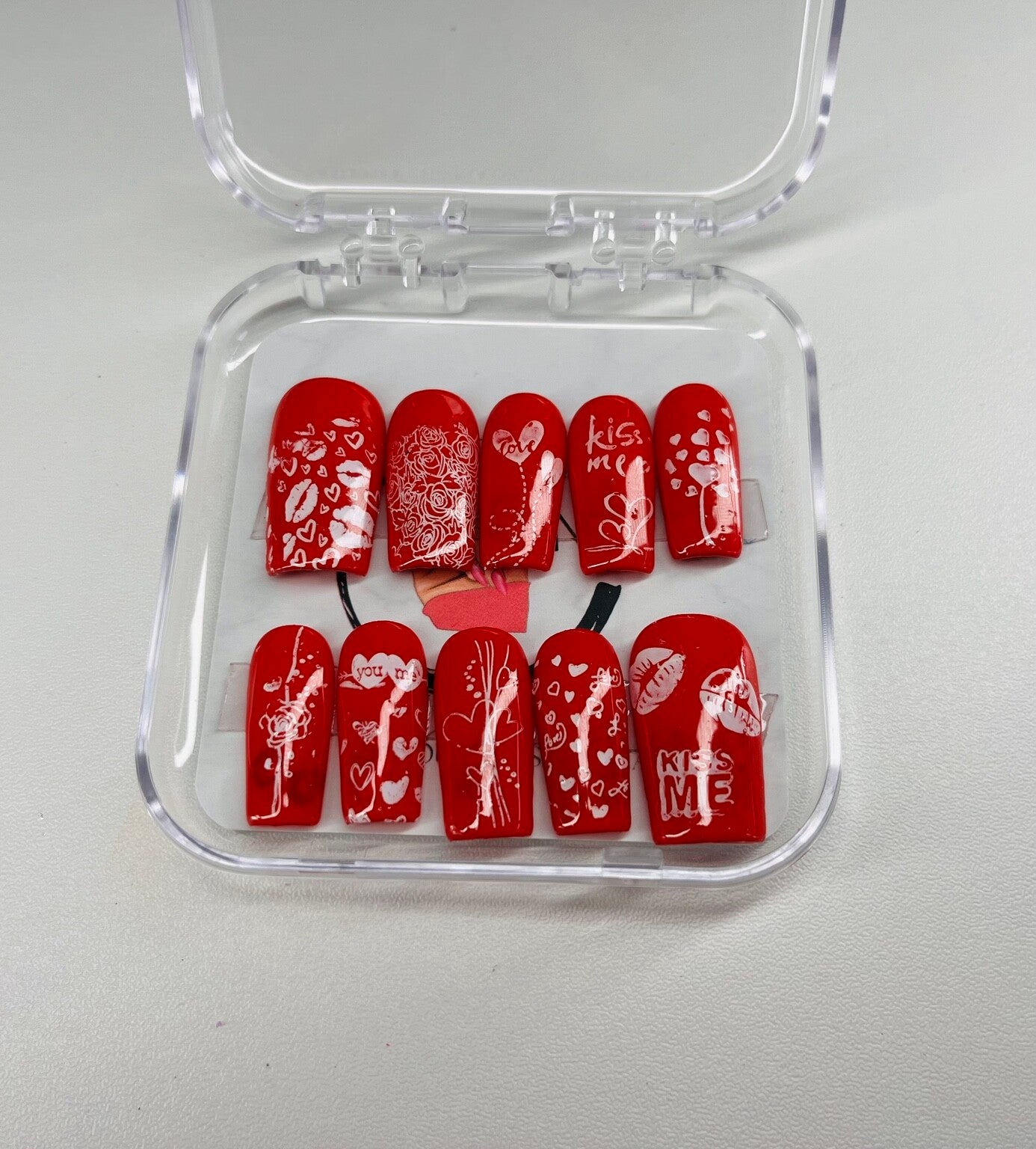 Press On Nails Kiss Me – Reproductible sur commande | Taille personnalisée