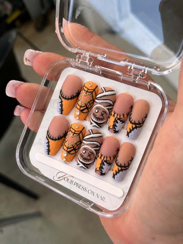 Press On Nails – Haunted Stitches – Collection Signature – Taille personnalisée