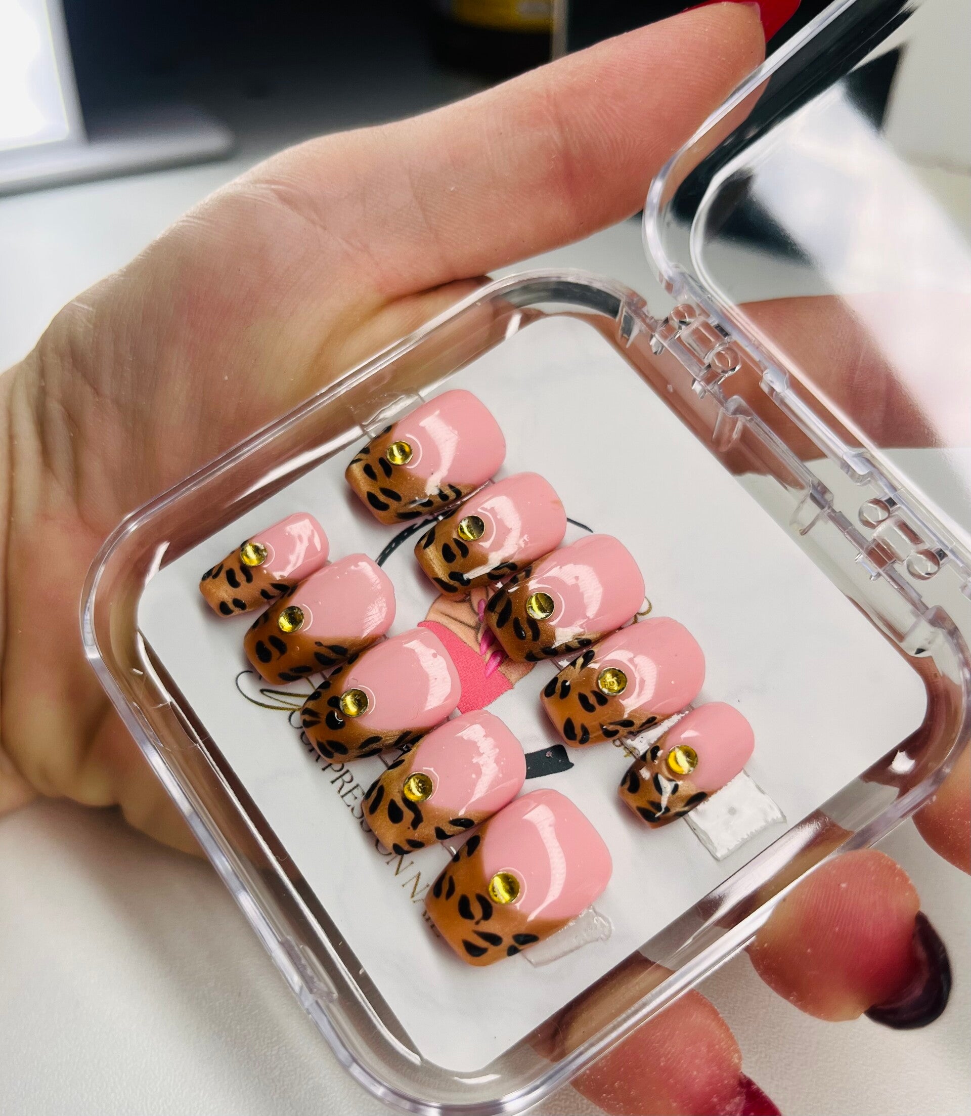 Press On Nails Wild Pink Leopard – Reproductible sur commande | Taille personnalisée