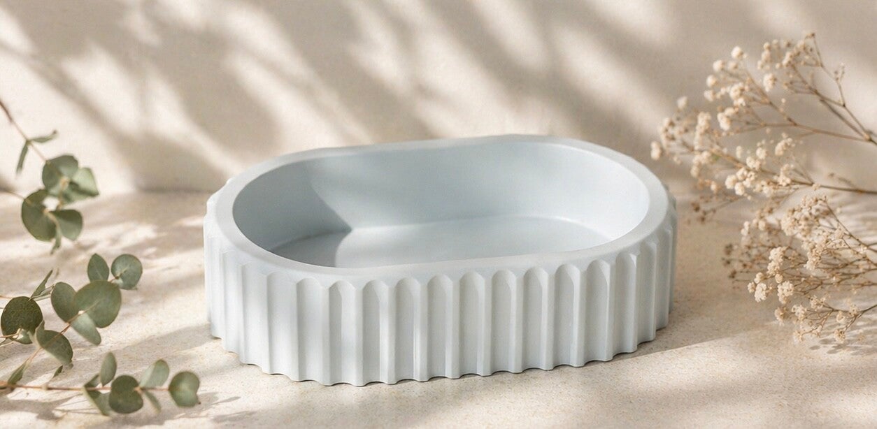 Ovale Design-Schale mit Rillenstruktur