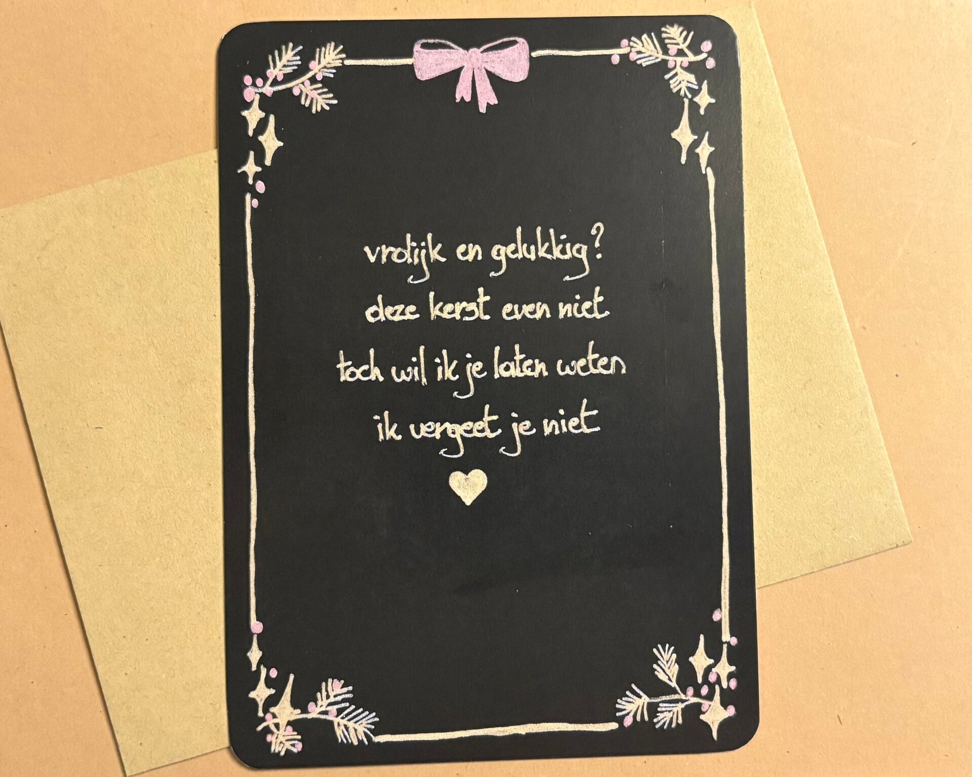 Kerstkaart ‘Vrolijk en gelukkig? Deze kerst even niet, toch wil ik je laten weten, ik vergeet je niet’