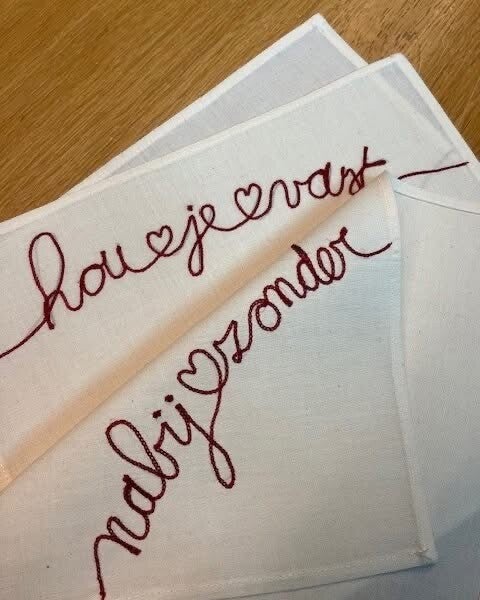 Set van 3 geborduurde troostzakdoeken naar Lierse kanttraditie