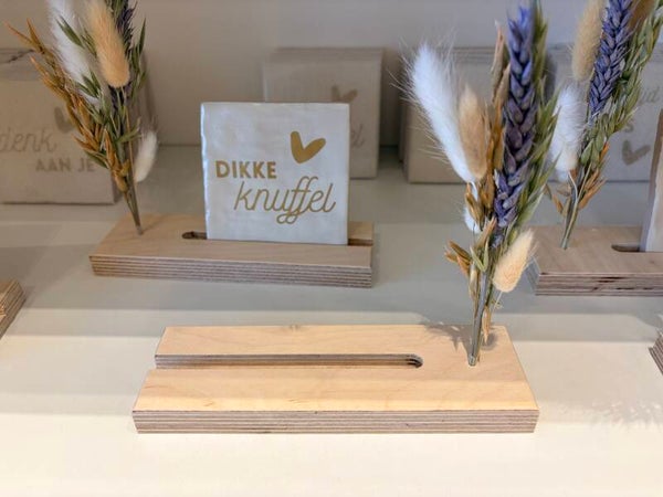 Houten houder met bloemetje voor tegeltje