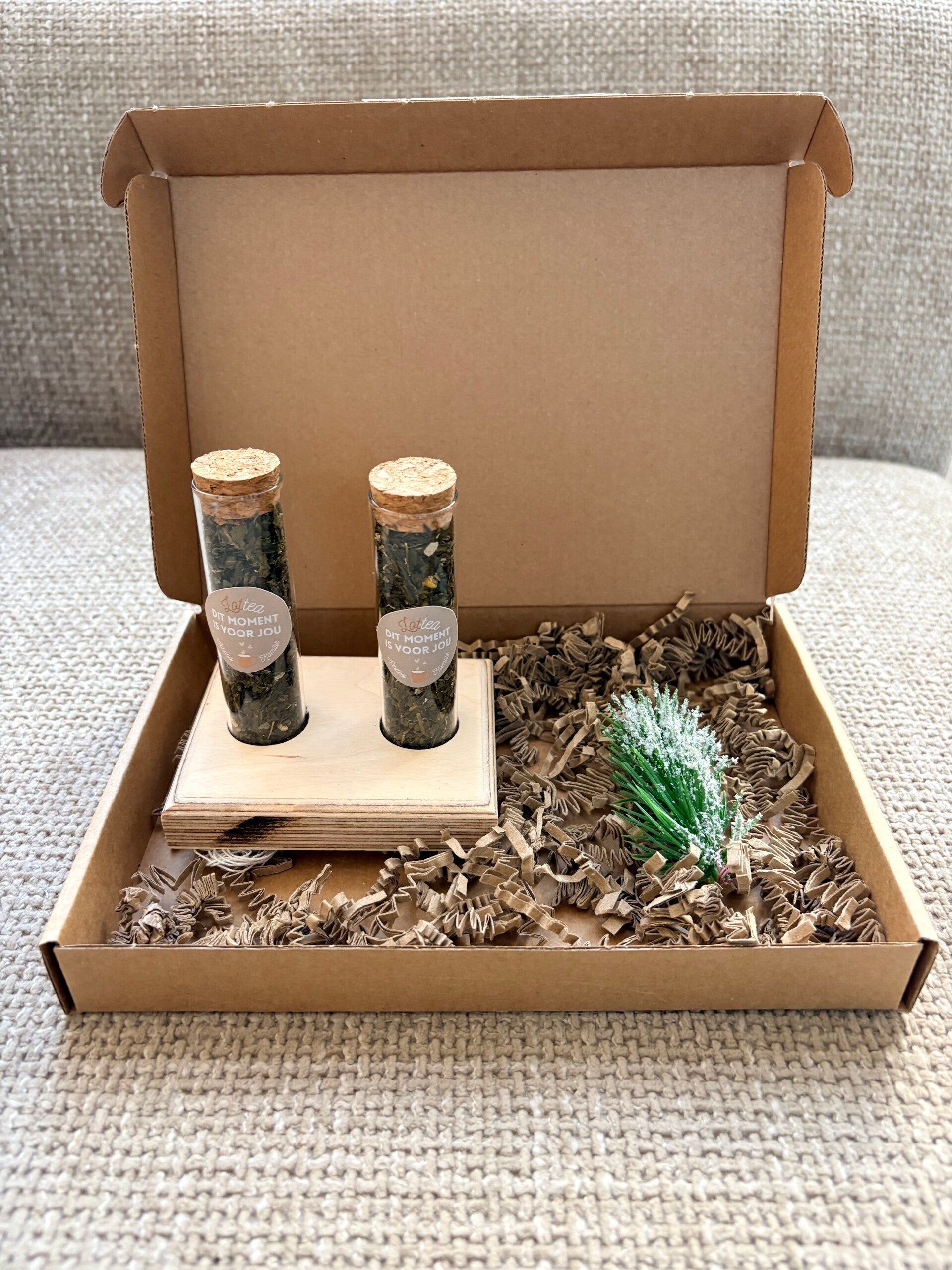 Twee theebuisjes op houten plankje met extra gift aan ons troosthuis