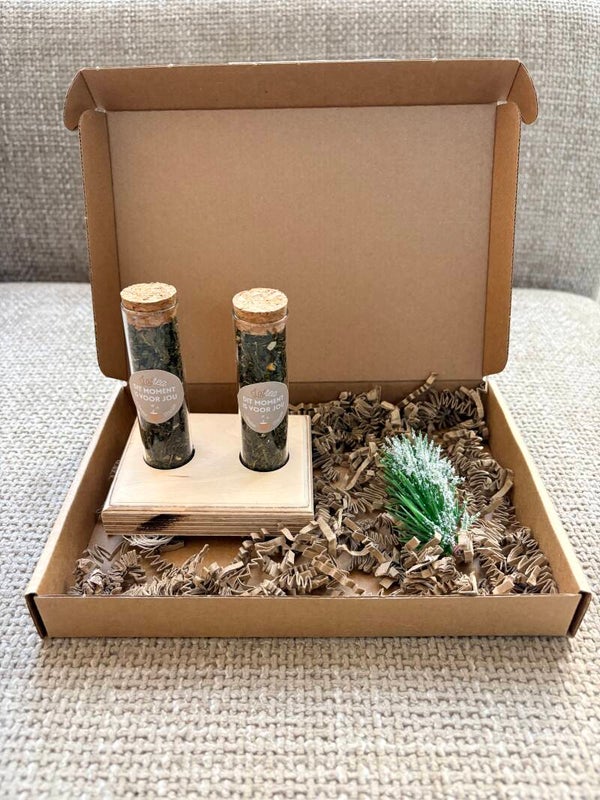 Twee theebuisjes op houten plankje met extra gift aan ons troosthuis