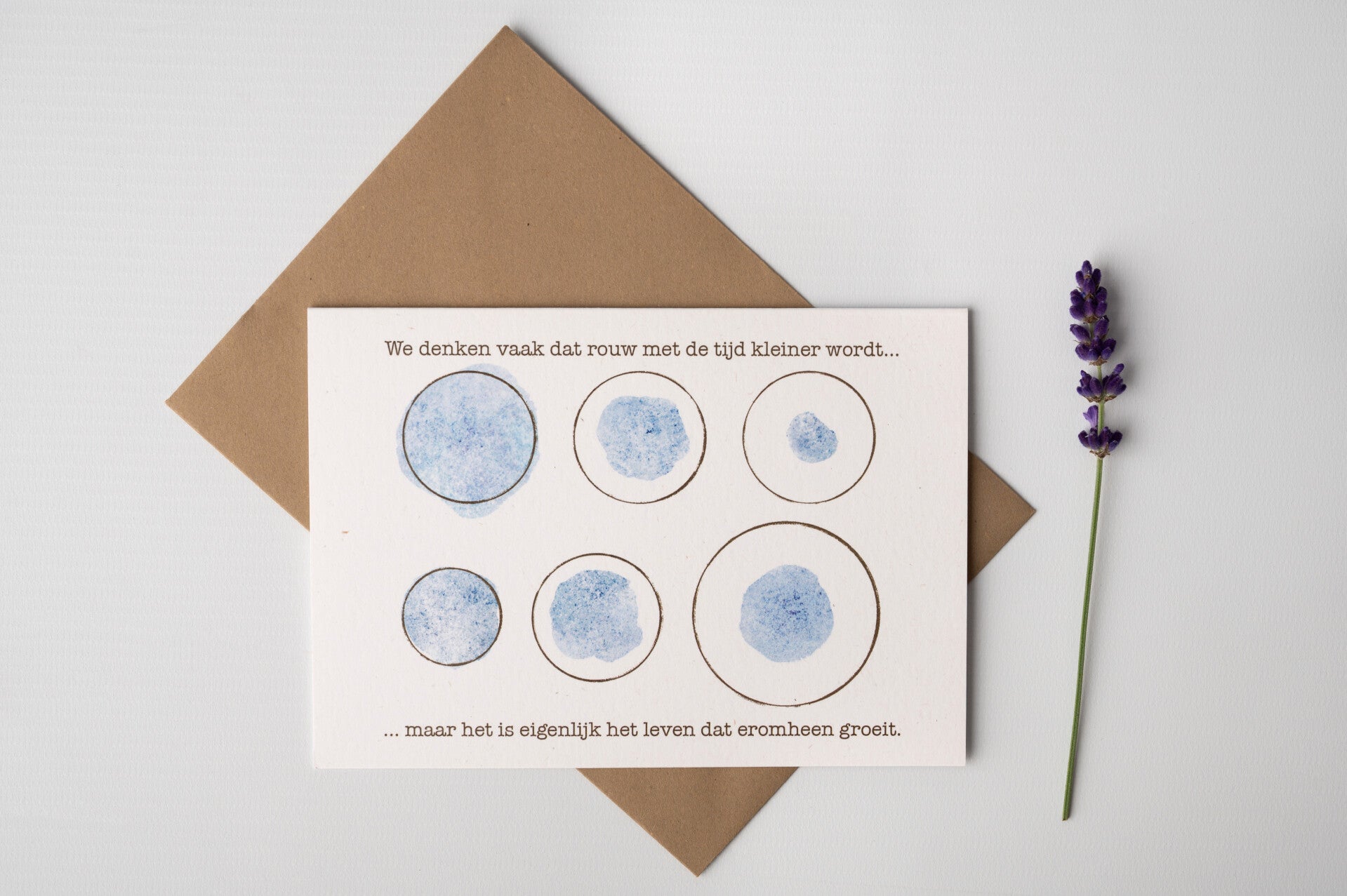 Kaart ‘We denken vaak dat rouw met de tijd kleiner wordt, maar het is eigenlijk het leven dat eromheen groeit’ - Verlieskunst