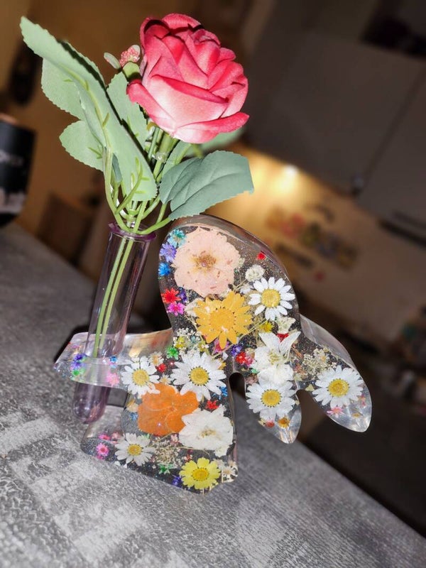 Osterhase mit Reagenzglas