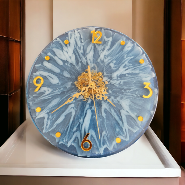 Uhr in Hellblau mit Weißen Effekten