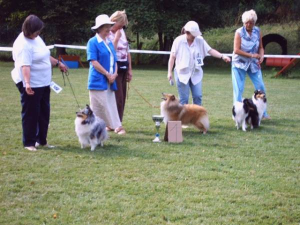 Buster was de beste reu op de clubmatch in Duitsland, hier samen op de foto met Mrs Jan Moody, de keurmeester.