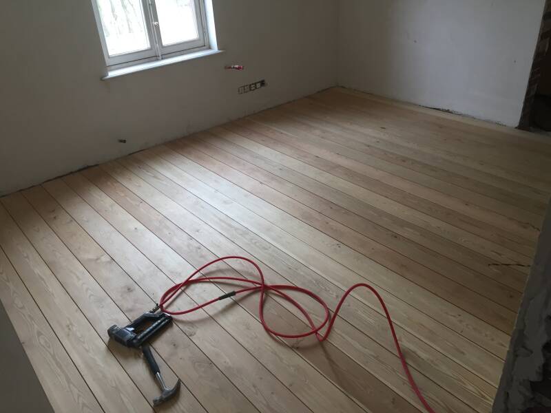 gevelbekleding ramen en deuren (Alu, hout en PVC) Veluxen plaatsen dakconstructies ook platte daken dakbedekking (pannen en EPDM) terrassen houten luiken lichtstraten dakgoten dakkapel