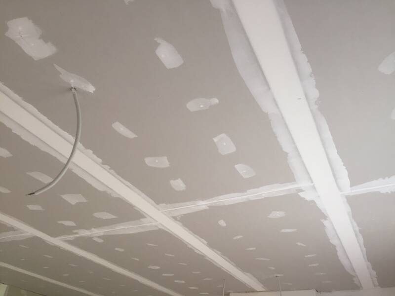 gevelbekleding ramen en deuren (Alu, hout en PVC) Veluxen plaatsen dakconstructies ook platte daken dakbedekking (pannen en EPDM) terrassen houten luiken lichtstraten dakgoten dakkapel