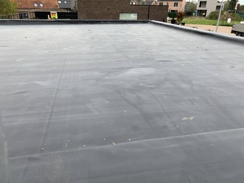 gevelbekleding ramen en deuren (Alu, hout en PVC) Veluxen plaatsen dakconstructies ook platte daken dakbedekking (pannen en EPDM) terrassen houten luiken lichtstraten dakgoten dakkapel