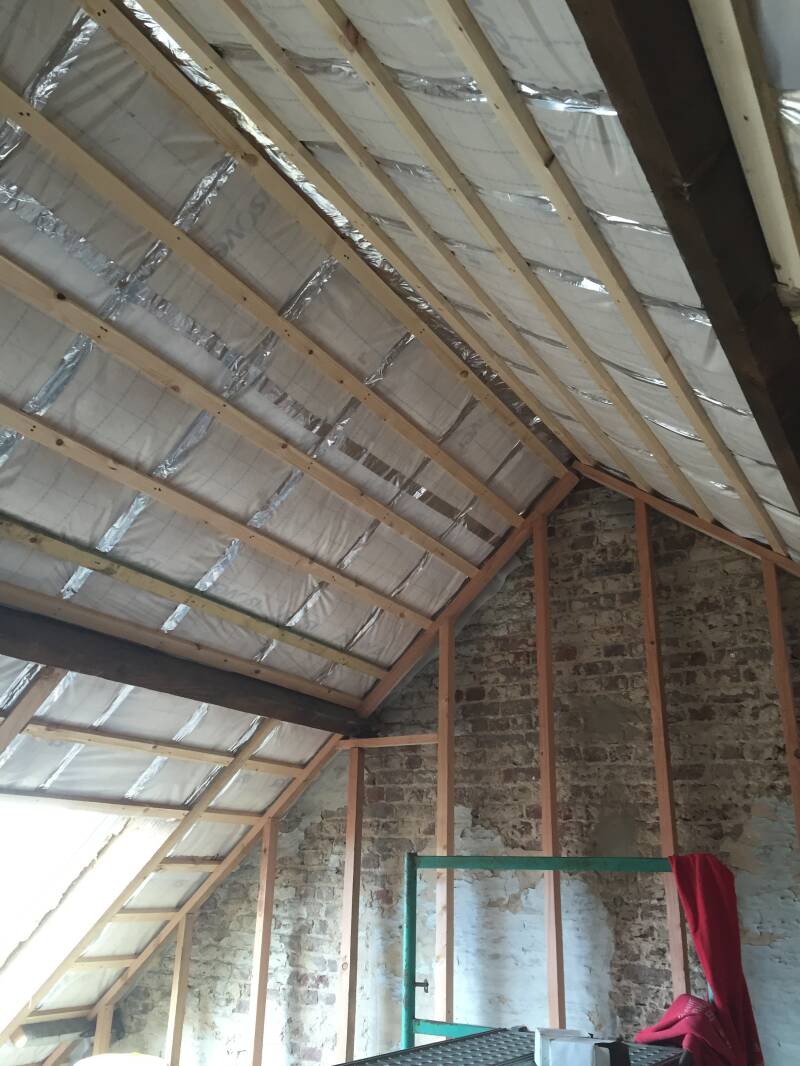 gevelbekleding ramen en deuren (Alu, hout en PVC) Veluxen plaatsen dakconstructies ook platte daken dakbedekking (pannen en EPDM) terrassen houten luiken lichtstraten dakgoten dakkapel