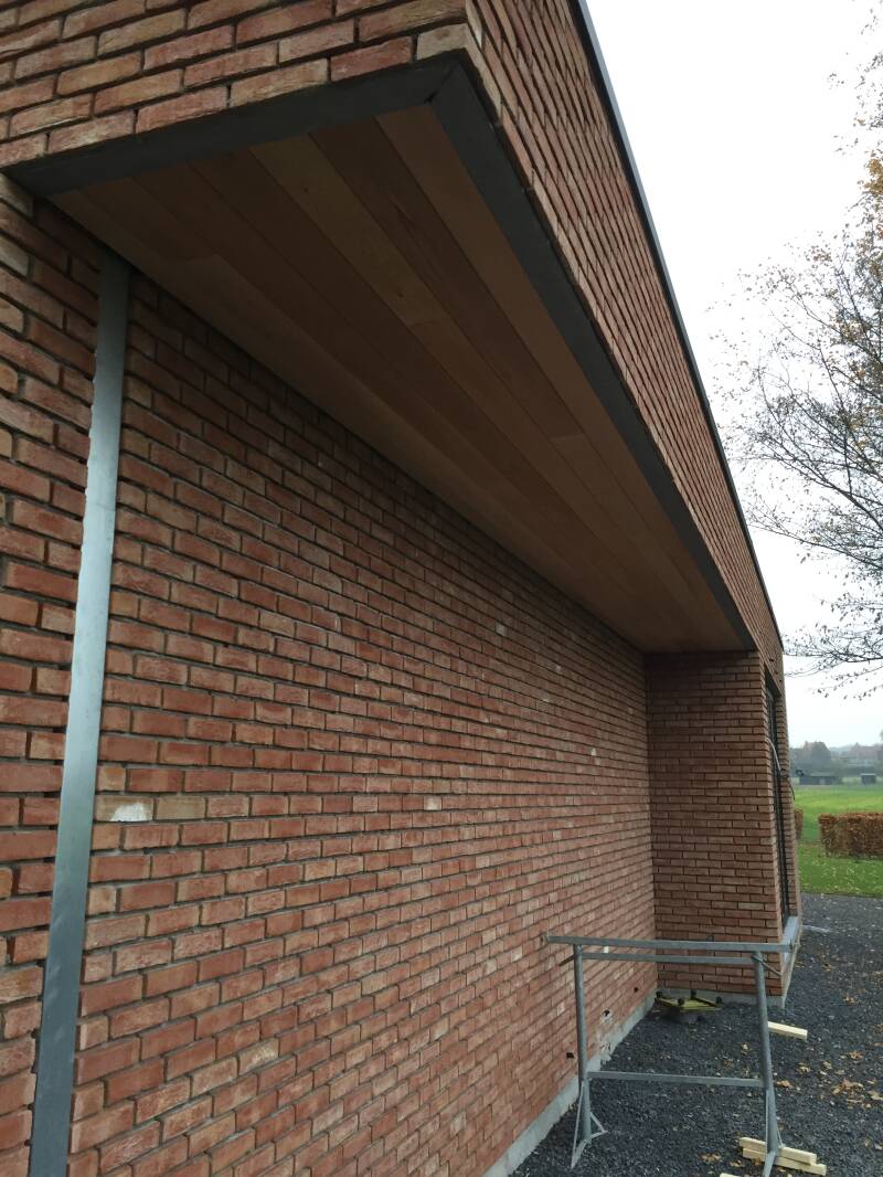 gevelbekleding ramen en deuren (Alu, hout en PVC) Veluxen plaatsen dakconstructies ook platte daken dakbedekking (pannen en EPDM) terrassen houten luiken lichtstraten dakgoten dakkapel
