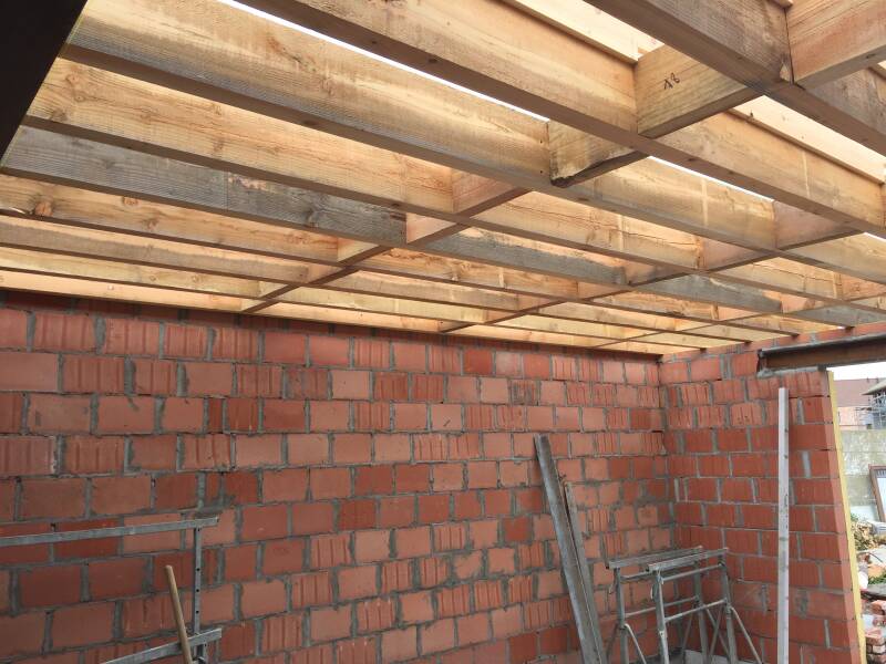 gevelbekleding ramen en deuren (Alu, hout en PVC) Veluxen plaatsen dakconstructies ook platte daken dakbedekking (pannen en EPDM) terrassen houten luiken lichtstraten dakgoten dakkapel