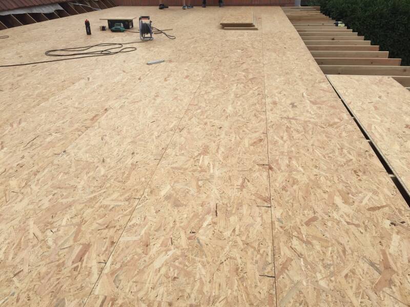 gevelbekleding ramen en deuren (Alu, hout en PVC) Veluxen plaatsen dakconstructies ook platte daken dakbedekking (pannen en EPDM) terrassen houten luiken lichtstraten dakgoten dakkapel