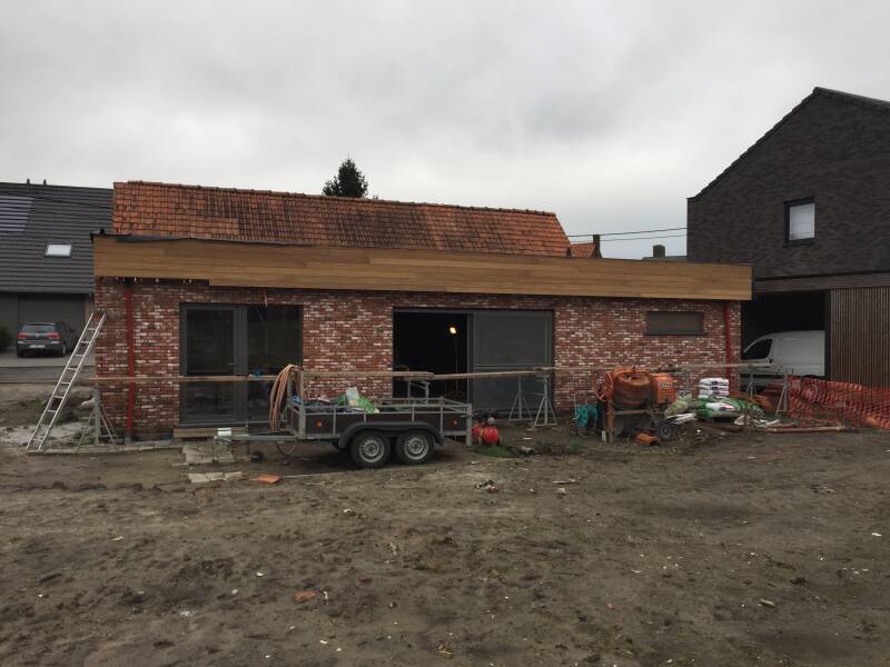 gevelbekleding ramen en deuren (Alu, hout en PVC) Veluxen plaatsen dakconstructies ook platte daken dakbedekking (pannen en EPDM) terrassen houten luiken lichtstraten dakgoten dakkapel